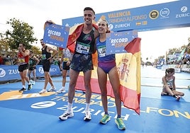 Carlos Mayo y Laura Luengo tras batir el récord de España.