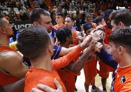 Los jugadores del Valencia Basket celebran la victoria contra el BAXI Manresa.