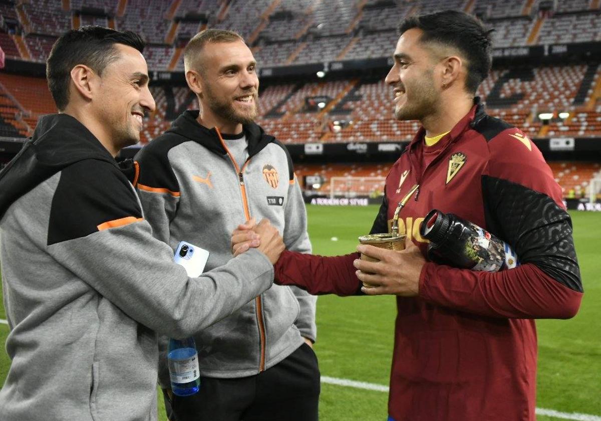 Maxi Gómez, conversando con personal del Valencia.