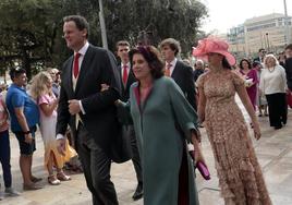Maite Ballester, madre de la novia, al entrar a la Catedral de Valencia.