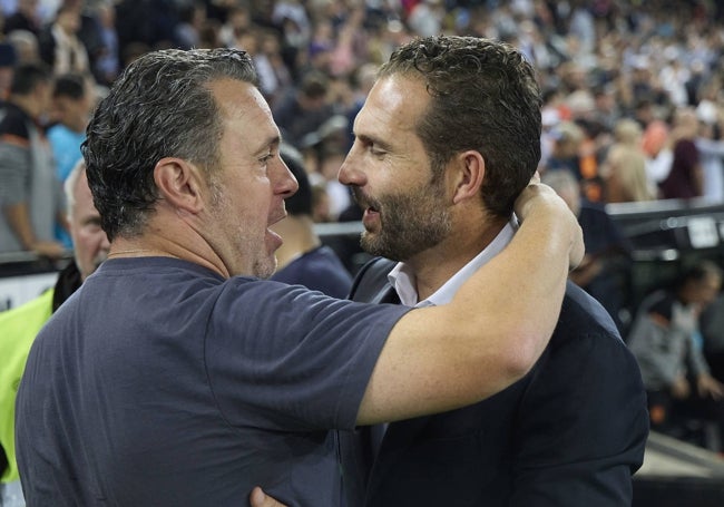 El técnico del Cádiz, Sergio, saluda a Rubén Baraja antes del encuentro en Mestalla.