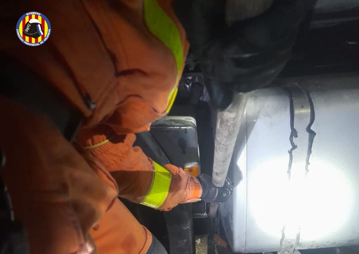 Imagen secundaria 1 - Estado de los vehículos y trabajos de los Bomberos en la excarcelación. 