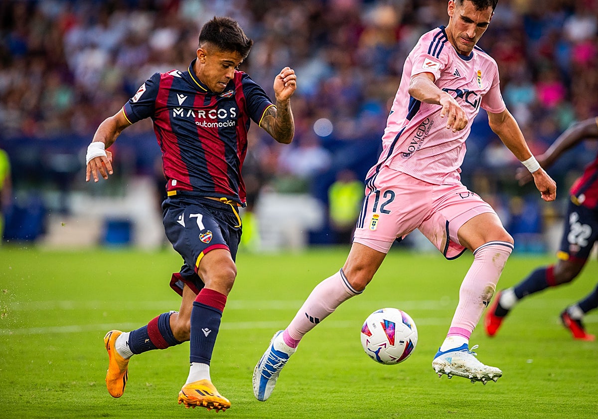 Brugui pelea un balón con Dani Calvo, jugador del Oviedo.