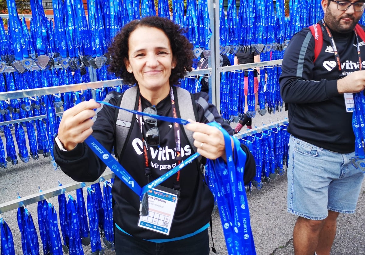 Susana Gallego colocando una medalla.