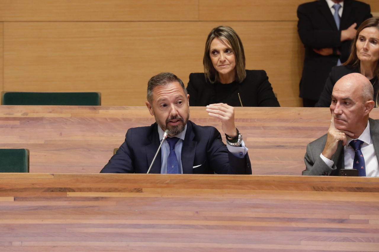 El primer pleno de Valencia tras el pacto PP-Vox en imágenes