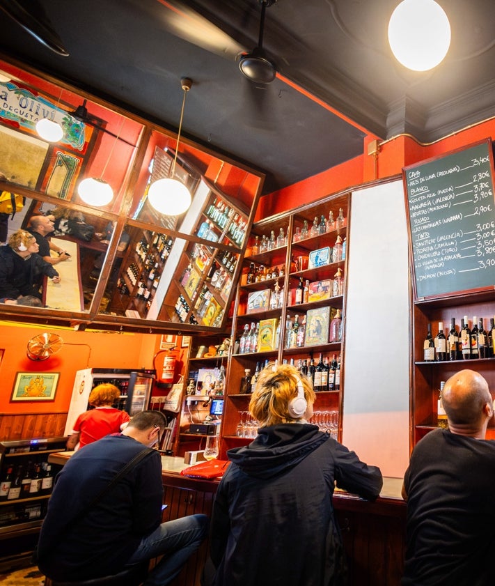 Imagen secundaria 2 - El bar de la calle Calatrava que recrea el espíritu de las antiguas bodegas