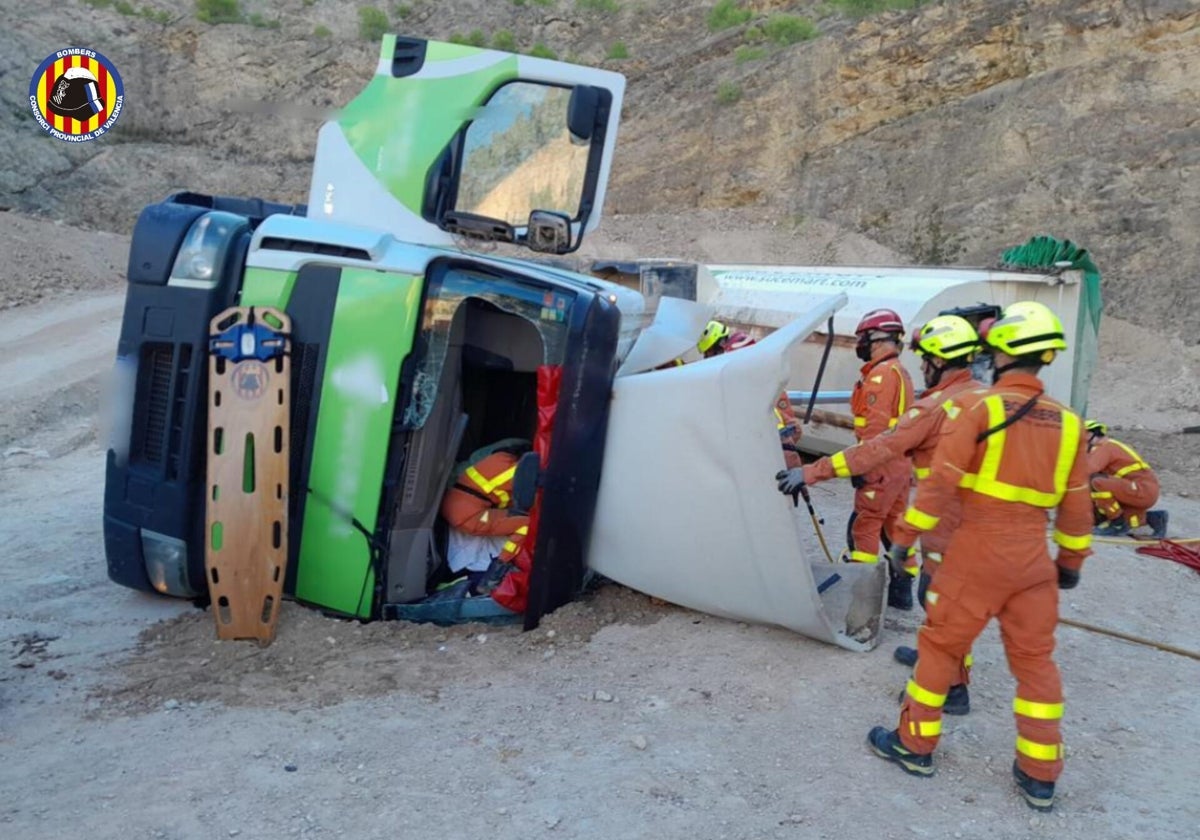 Momento en el que los bomberos intentan liberar al camión de la cantera de Atzeneta.