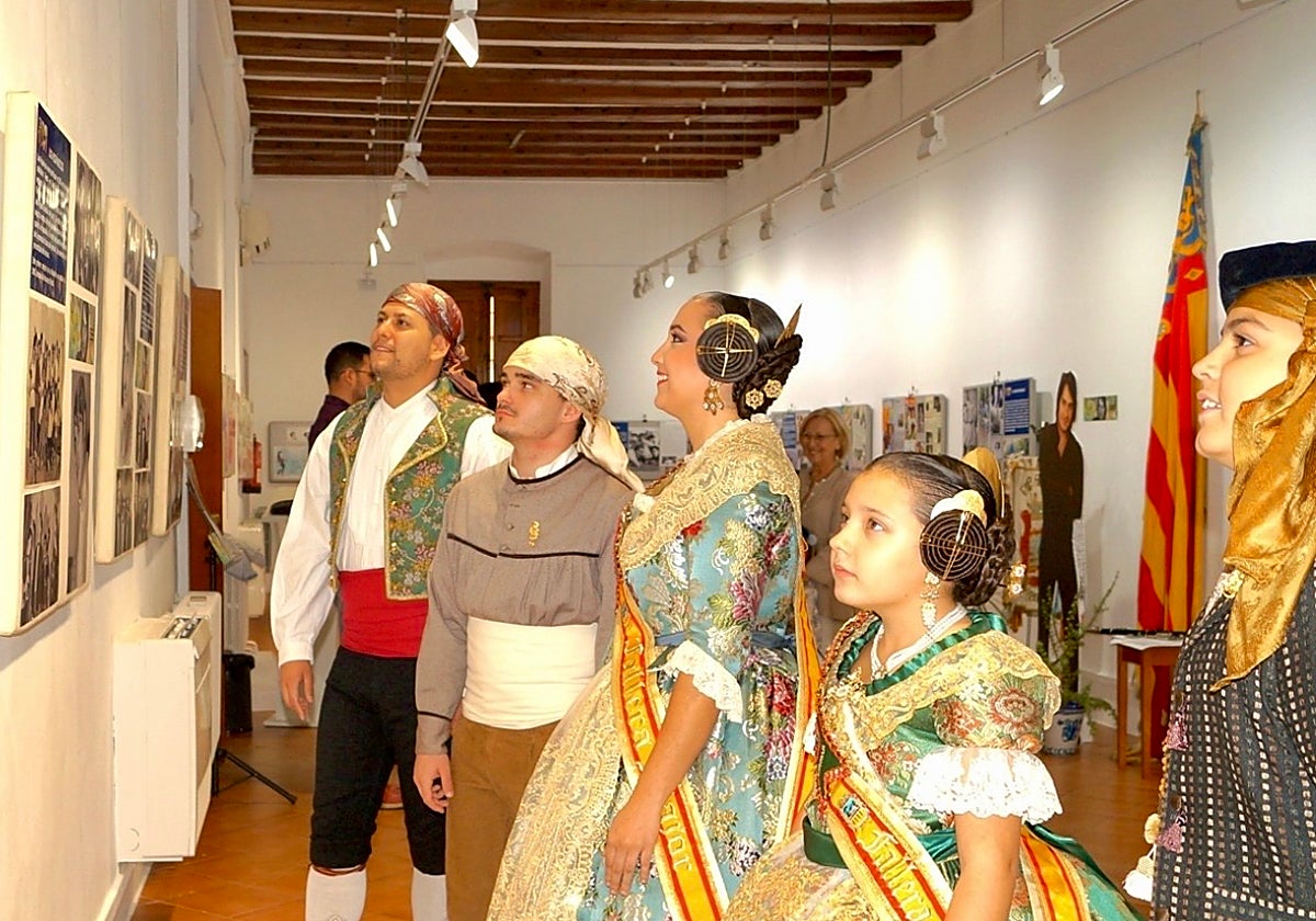 Falleras mayores y presidentes de la comisión.