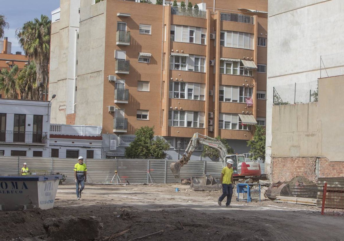 Inicio de obras de construcción de un hotel en la Malvarrosa, entre la avenida Malvarrosa y Padre Antón Martín.