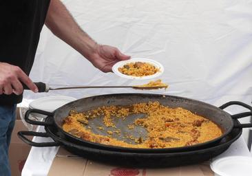 Un tiktoker revoluciona las redes con el kit de paella que venden en los supermercados italianos: «Me acaba de dar un infarto»