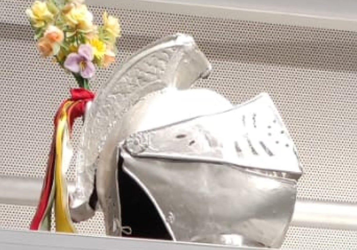 Casco que acompaña a la vestidura donada.