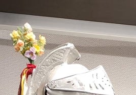 Casco que acompaña a la vestidura donada.