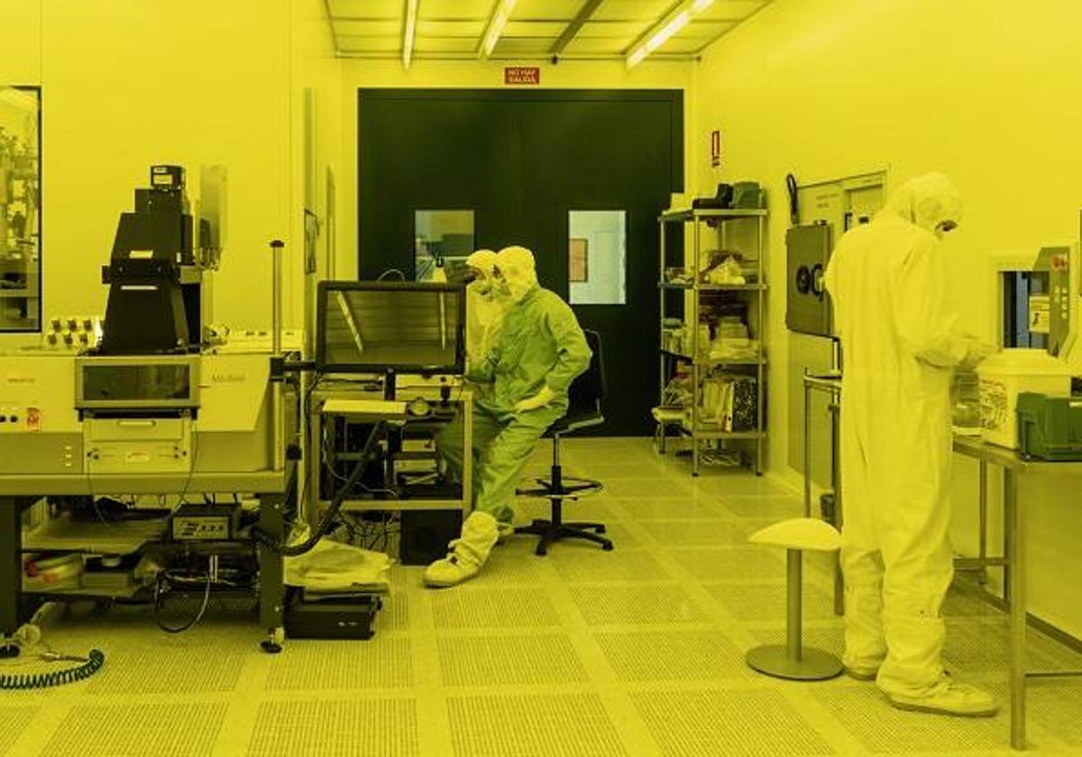 La sala blanca del Centro de Tecnología Nanofotónica (NTC) de la UPV