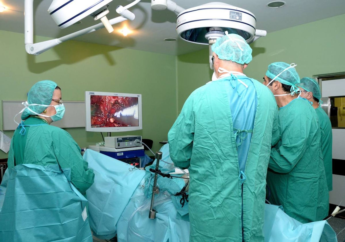 Sanitarios durante una intervención quirúrgica.