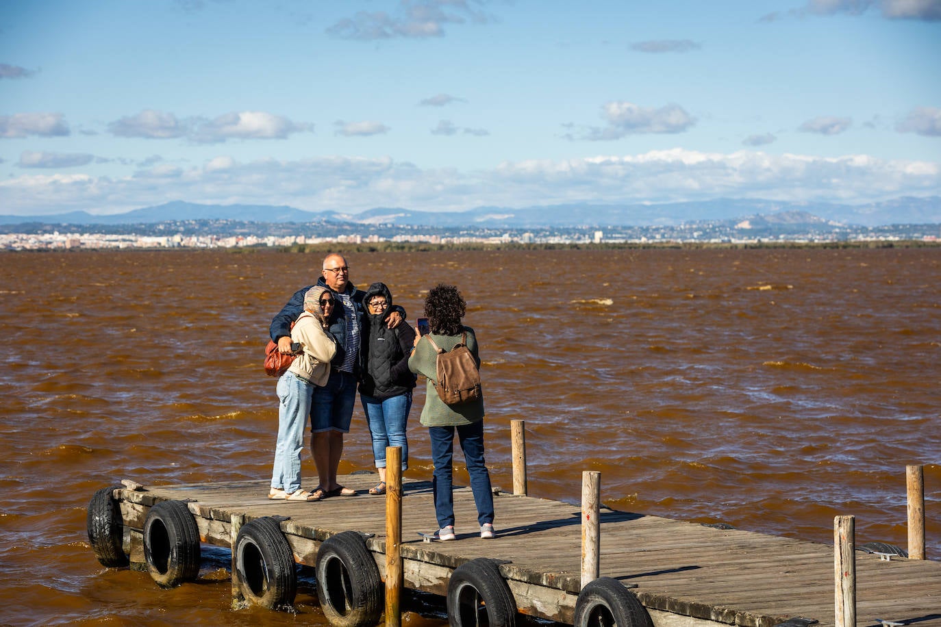 El agua de la Albufera de Valencia se vuelve marrón