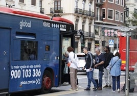 Usuarios de la EMT suben a un autobús en la calle Xàtiva este miércoles.