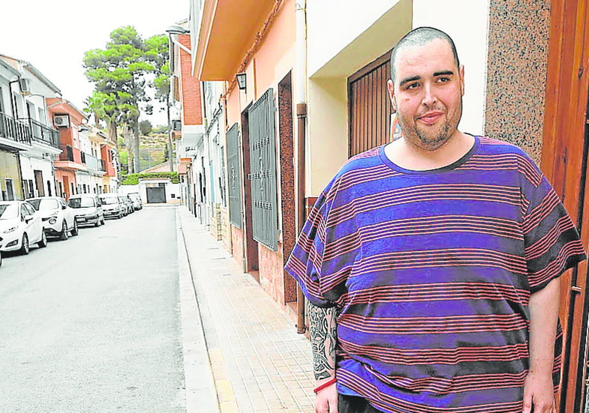 Teo, el joven que perdió 200 kilos, ante su casa.