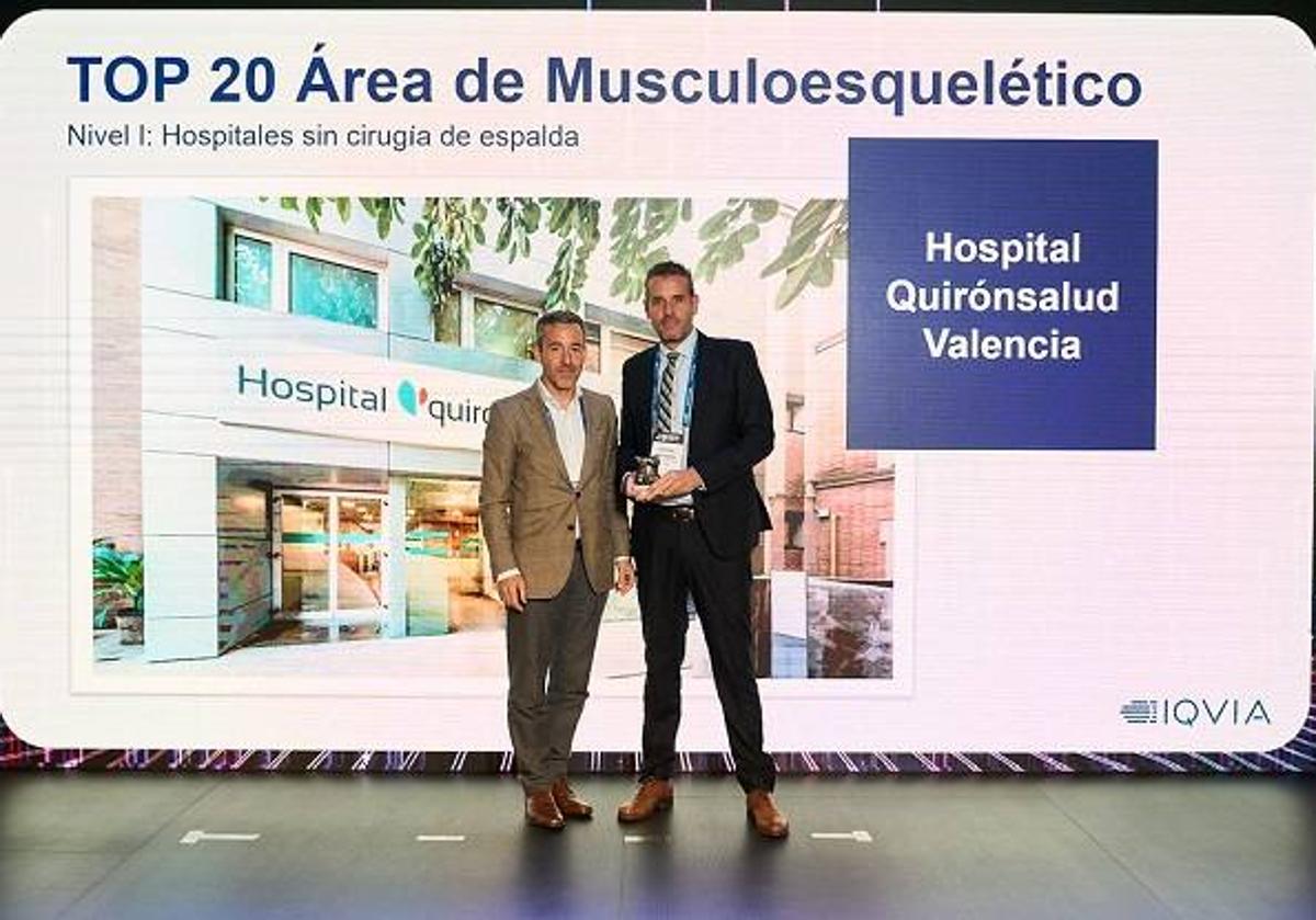 El Dr. Vicente Carratalá, jefe de traumatología de Quirónsalud Valencia recogiendo el premio Top 20 2023