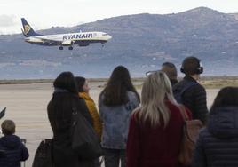 Un avión de Ryanair aterriza en el aeropuerto de Castellón.