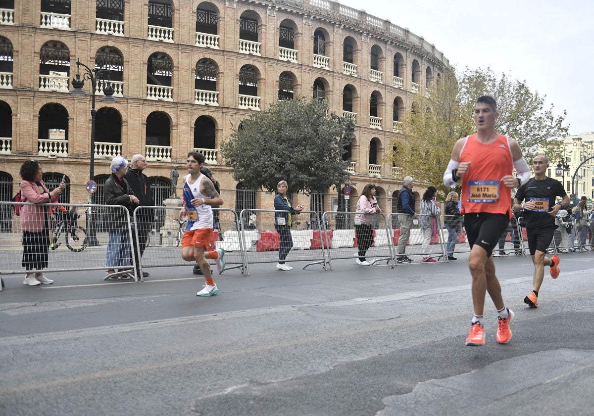 Imagen principal - Susana, la medalla y 21 km trepidantes por Valencia