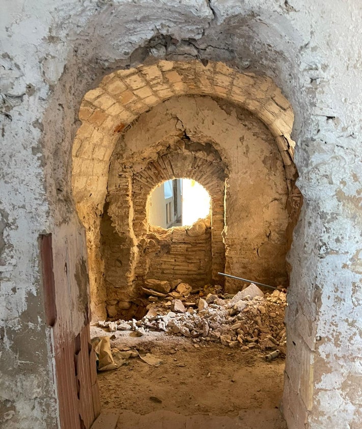 Imagen secundaria 2 - El alcalde Borja Gironés y la arquitecta, durante la visita.