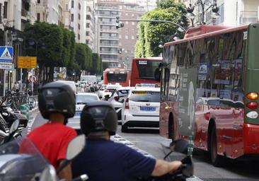 El Ayuntamiento de Valencia saca tres líneas de autobús de la calle Colón