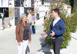 Los concejales de Cementerio y Servicios Municipales en su visita al cementerio.