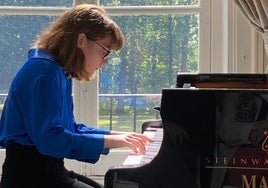 La joven Deva tocando el piano.