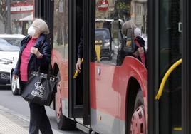 Una señora baja de uno de los autobuses de la EMT Valencia.