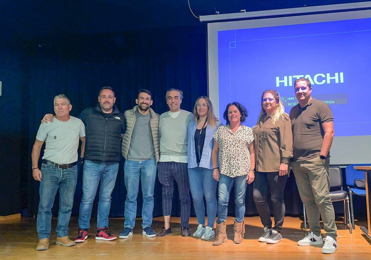 Sonia Pérez junto a parte de la nueva directiva de la Femmic.