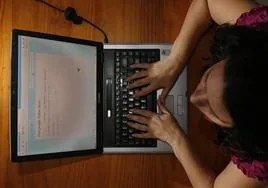 Un usuario accede a su ordenador.