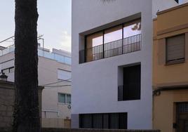 Fachada frontal de la vivienda, ubicada en la plaza de un municipio de l'Horta Nord.