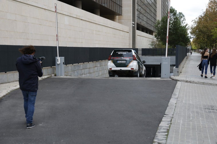 El todoterreno de la Guardia Civil que ha trasladado al detenido al juzgado de guardia entra este jueves por el garaje de la Ciudad de la Justicia.