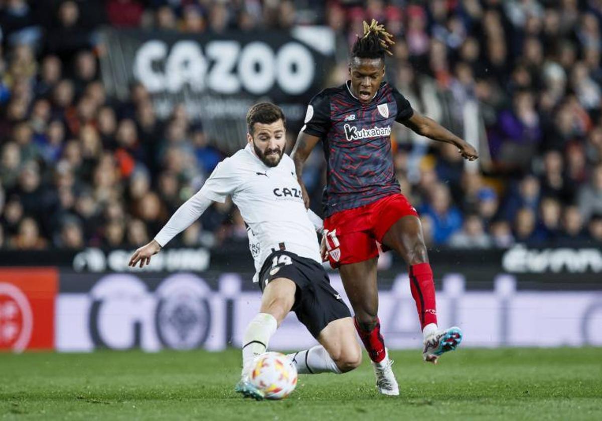 Nico Williams y Gayà pelean un balón.