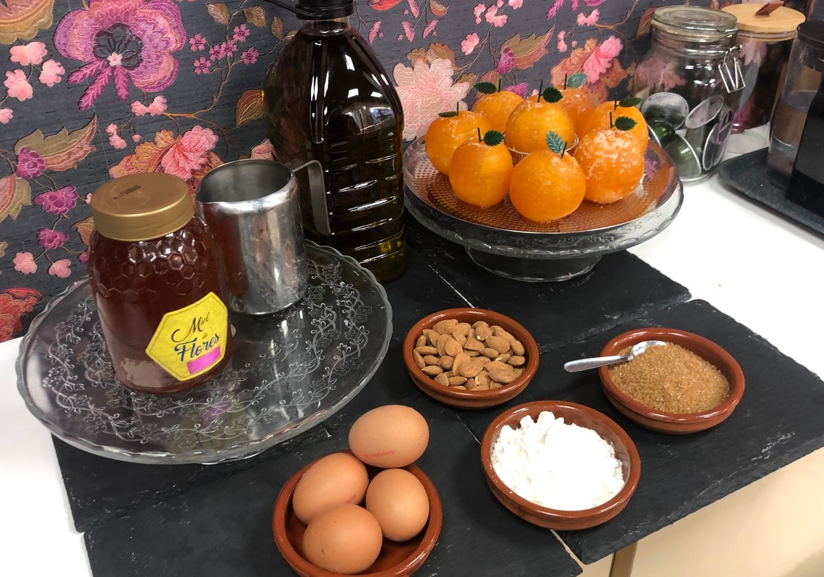 Imagen principal - Ingredientes, Segura preparando el bizcocho y la tarta en exposición. 