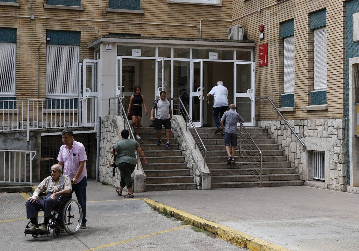 Entrada al centro de salud de Juan Llorens.