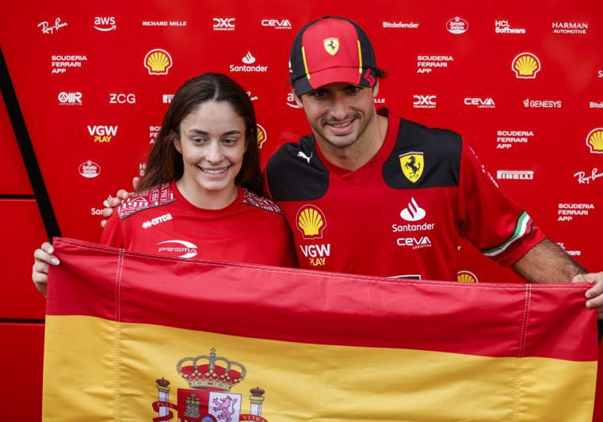 Marta García posa con Carlos Sainz durante el pasado fin de semana, cuando fue campeona de la F21 Academy