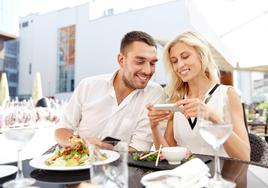 Una pareja en un restaurante.