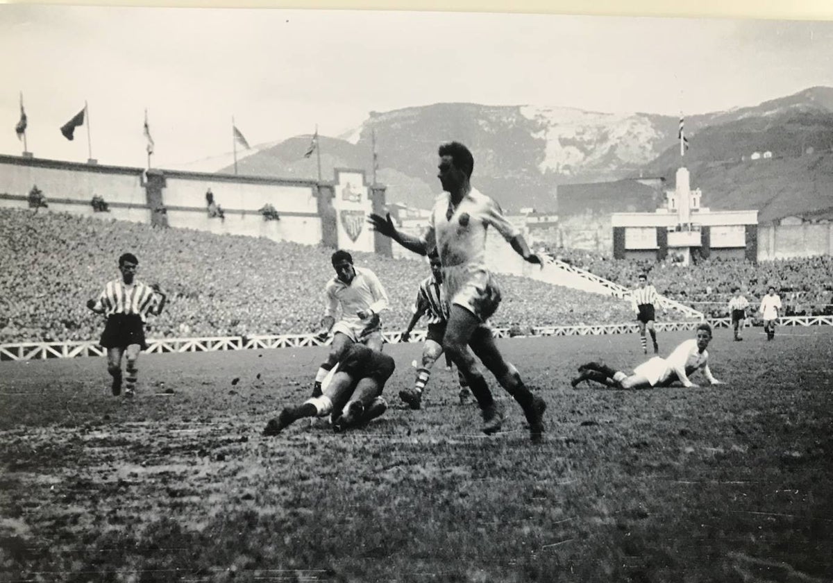 Pasieguito, en el partido del 10 de enero del 54 con triunfo del Valencia (1-2).