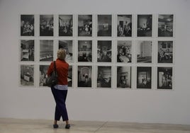 Una mujer durante su visita a la exposición.