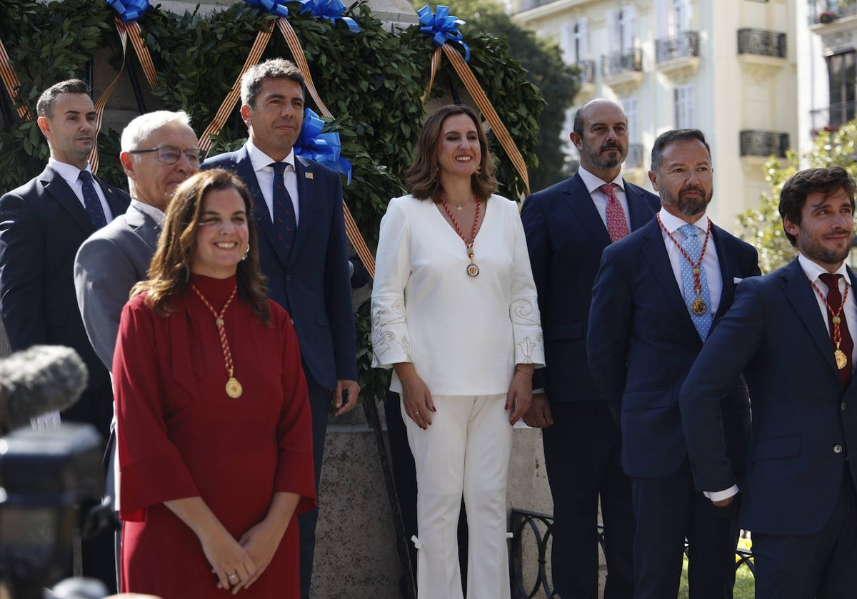 La alcaldesa de Valencia en el centro.