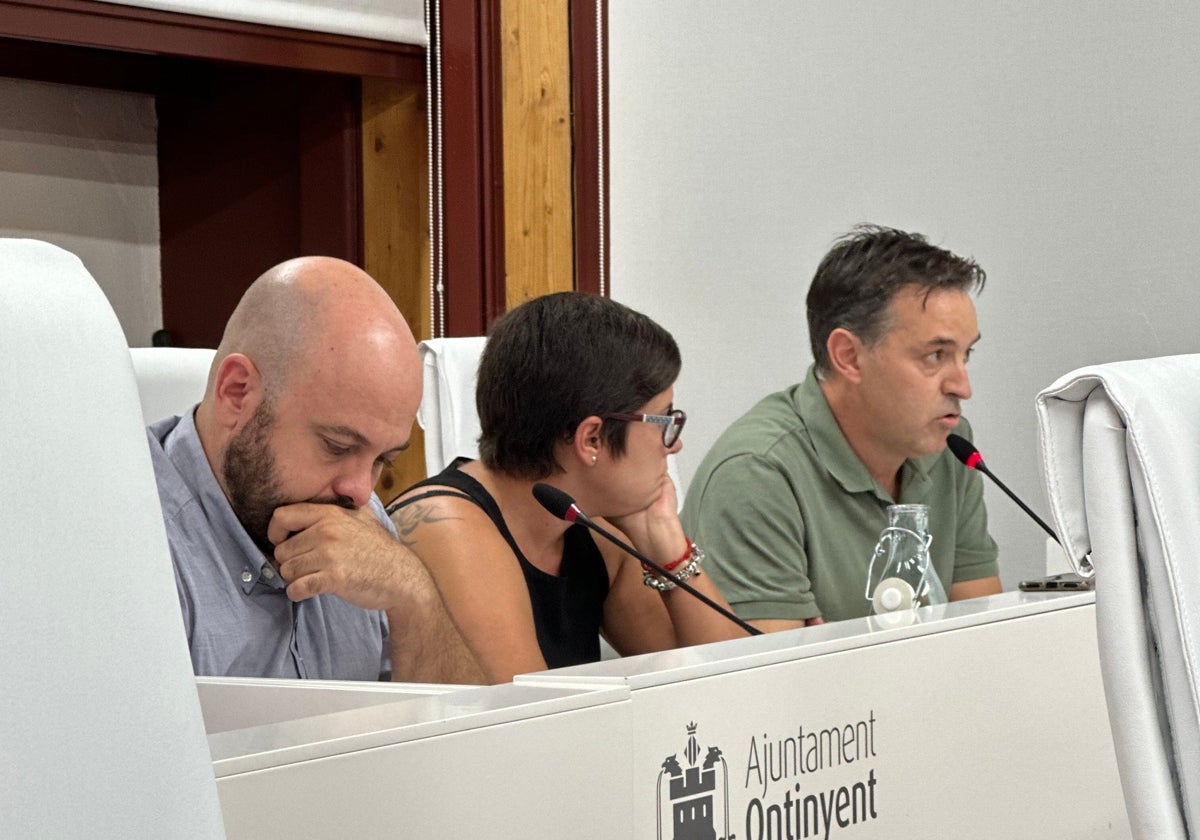 Los tres ediles del PP en un pleno anterior del Ayuntamiento de Ontinyent.