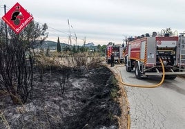 Bomberos durante las tareas de extinción.