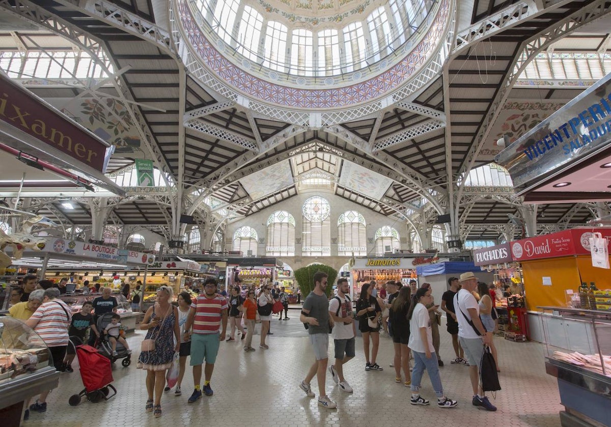 Visitantes del Mercado Central de Valencia.