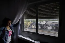 Isabel Moratal muestra los daños en sus ventanas derivados de las explosiones del incendio de Potries.