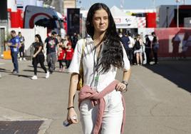 La hija de la Infanta Elena, Victoria Federica, en el paddock del circuito Ricardo Tormo de Cheste.