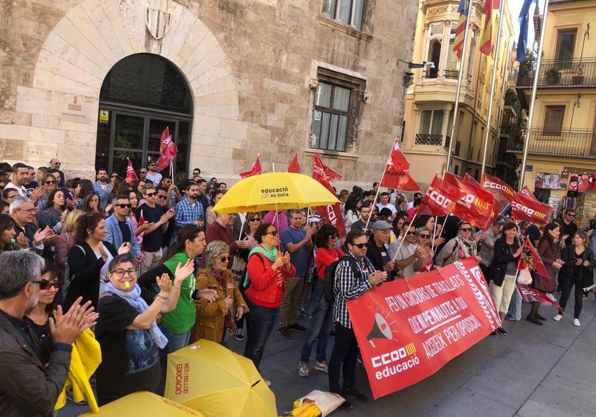 Asistentes a la protesta en la plaza de Manises.