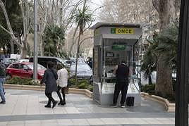 Un cliente busca fortuna en uno de los quioscos de la ONCE