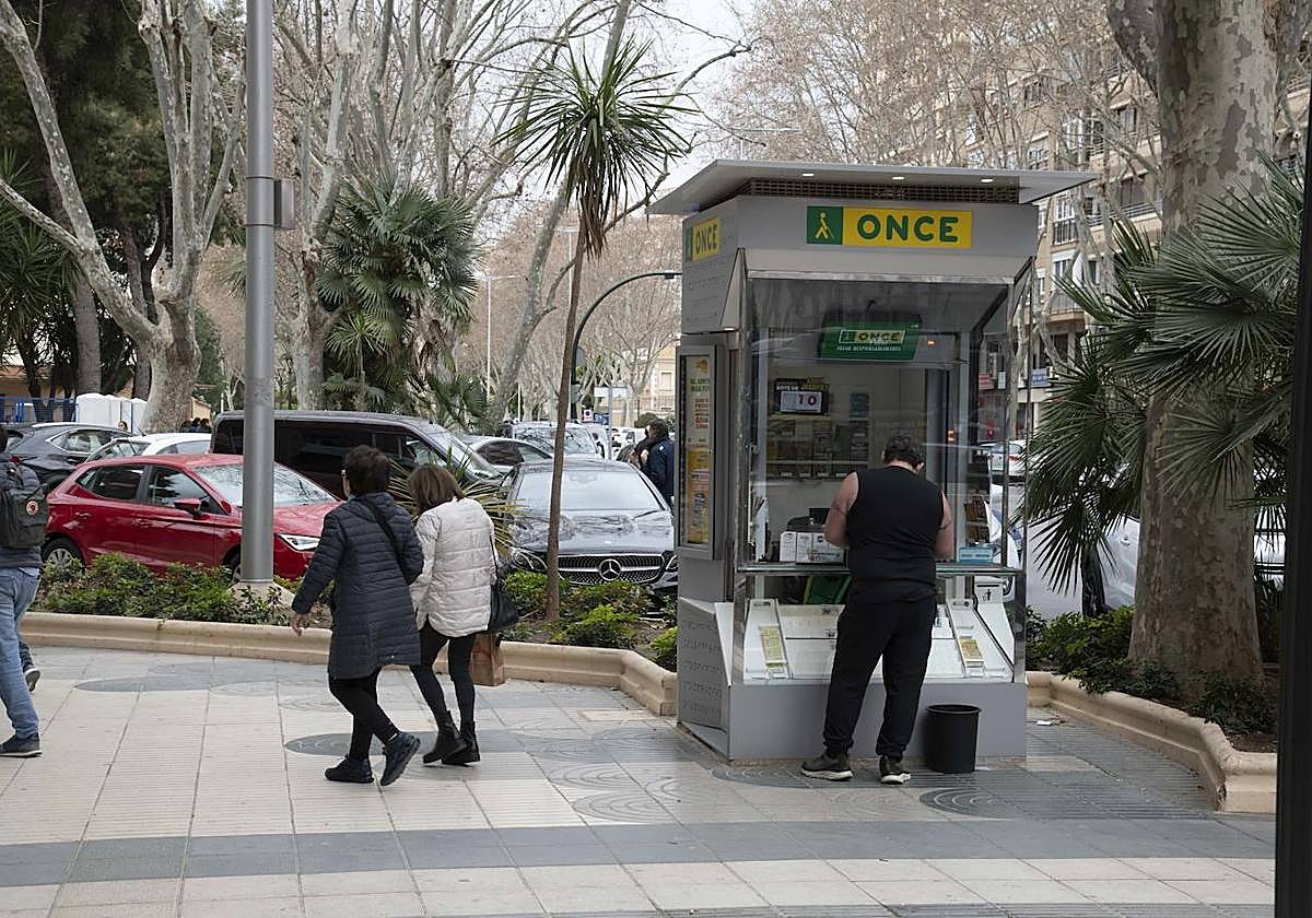 Un cliente busca fortuna en uno de los quioscos de la ONCE