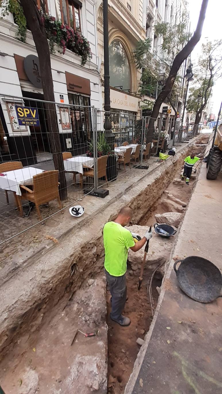 Dos operarios trabajan en las obras de la calle San Vicente.